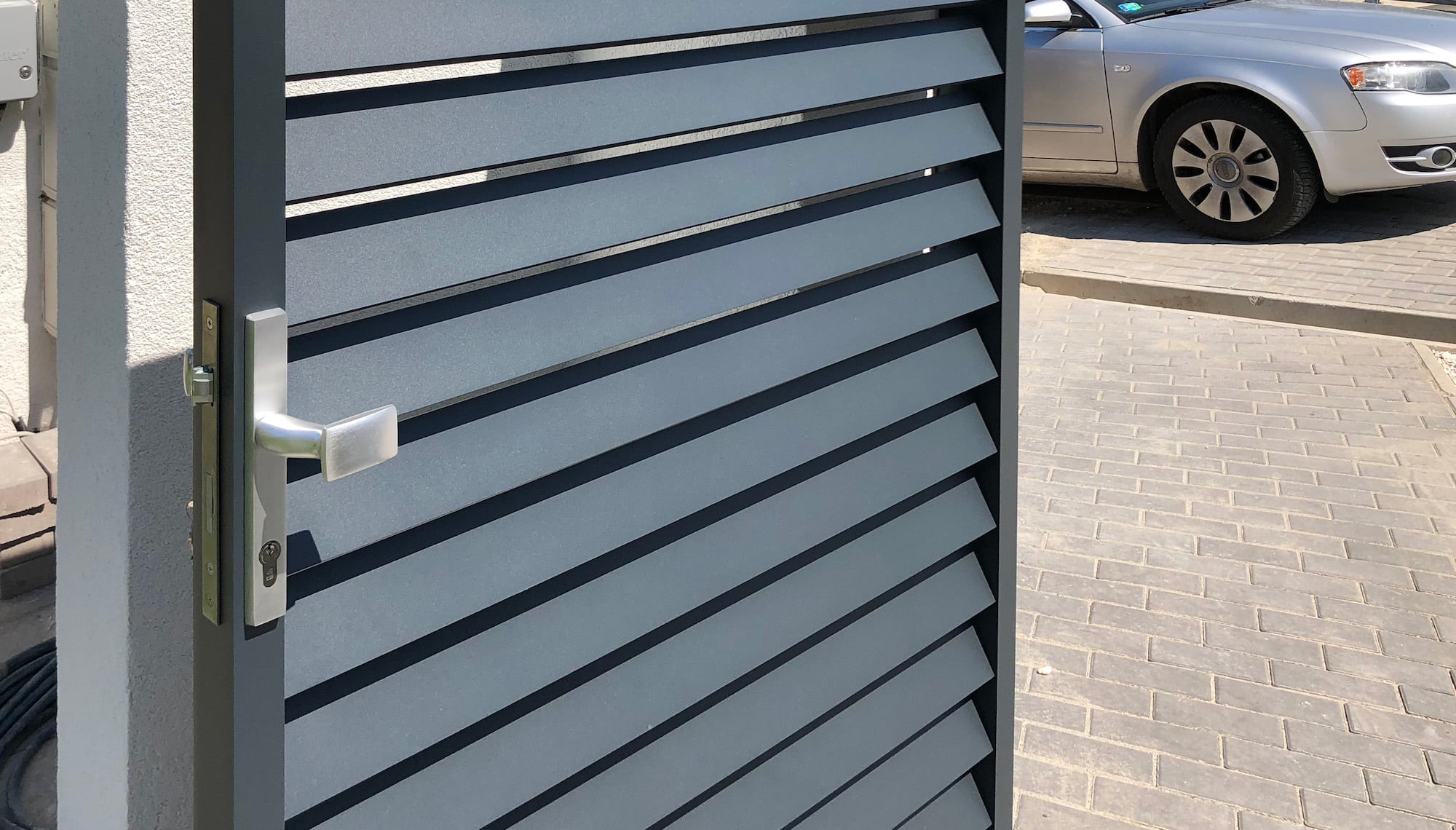 Brise-vue 1 battant en aluminium pour portillon de jardin lamelles en biais, GE