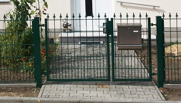 Gartentür 2-flügelig mit spitzen Palisadenkappen, dunkelgrün pulverbeschichtet - Sonderanfertigung