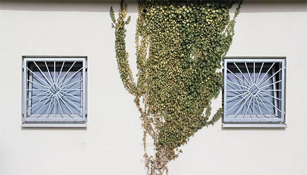 Fenstergitter verzinkt, Montage in der Laibung - Modell Sonne Karo