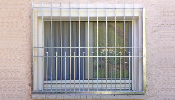 Fenstergitter verzinkt, Montage auf der Außenwand - Modell Berlin